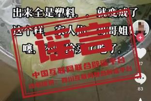 文班亚马今日学习如何打冰球？这一招一式还挺像那么回事儿~